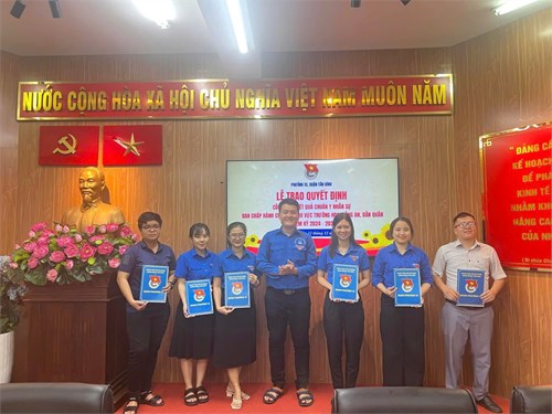 Lễ trao quyết định chuẩn y nhân sự ban chấp hành khu vực trường học, công an, dân quân nhiệm kỳ 2024 – 2025