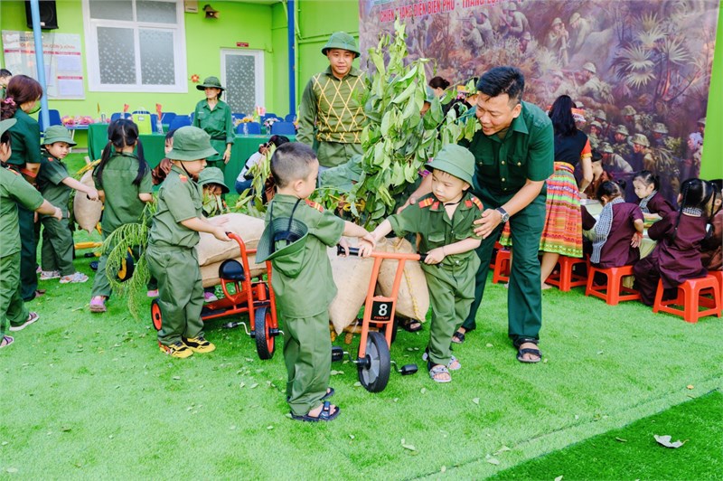 MN14B- Các trẻ lớp Chồi tham gia Chiến sĩ nhỏ Điện Biên tải lương thực