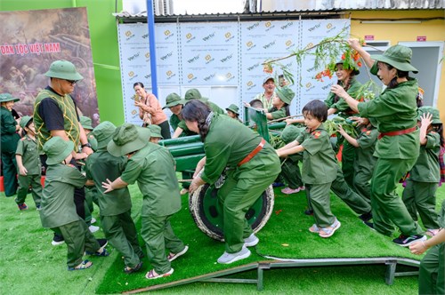 MN14B- Các trẻ lớp Lá 2 tham gia Chiến sĩ nhỏ Điện Biên kéo pháo