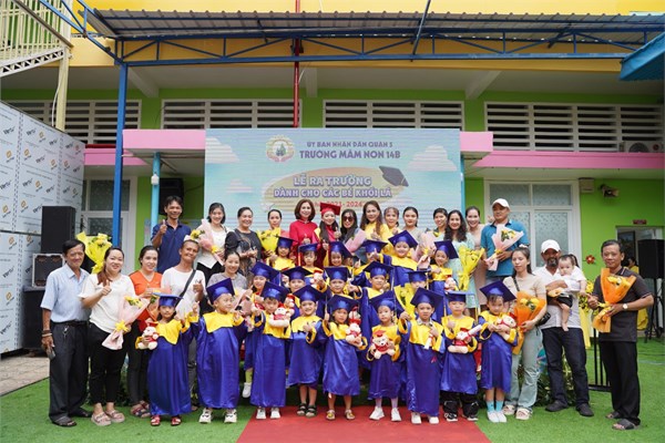 MN14B-BGH-GV-Cha mẹ, các bé lớp Lá , -Lễ tổng kết và tiễn các bé khối Lá ra trường năm học 2023-2024.