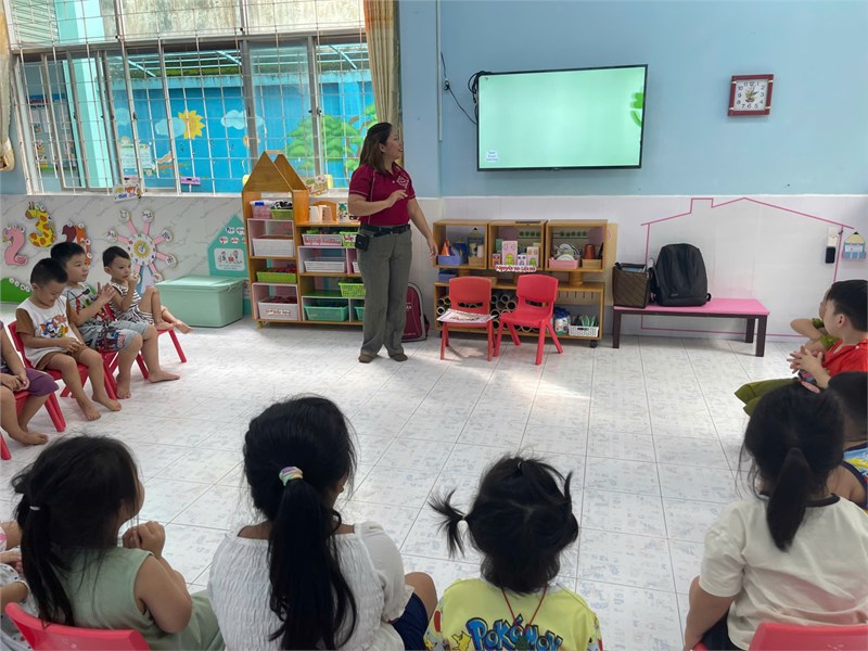Giờ học tiếng anh của các bé tại Trường Mầm non Phường 14