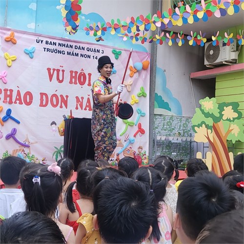 Bé xem xiếc cùng bạn