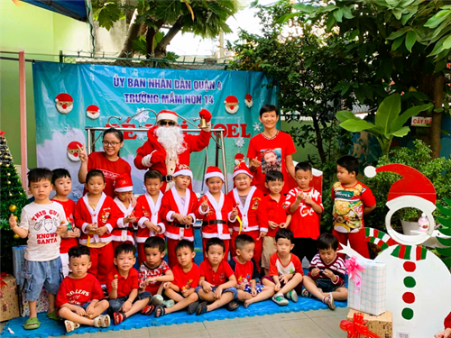 Bé vui lễ noel