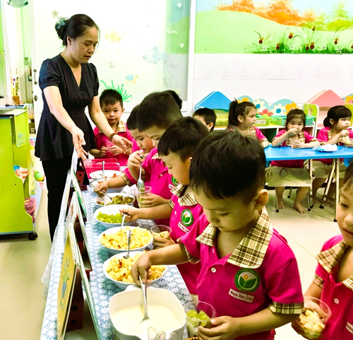 Trải nghiệm  bé tập làm yaourt trái cây  - lớp chồi