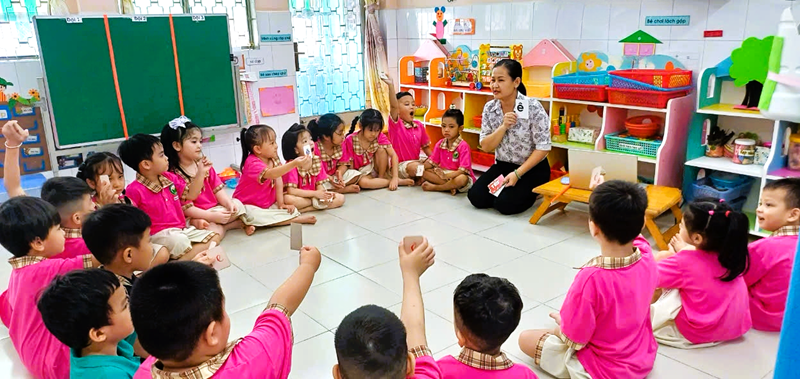Hoạt động  làm quen với chữ cái  của các bé lớp lá