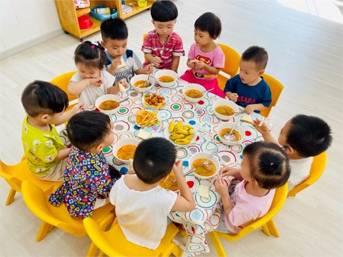 Các bé lớp Cơm thường 2 ăn buffet buổi trưa.