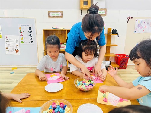 Các bé lớp Mầm 1 trong giờ kỹ năng sống