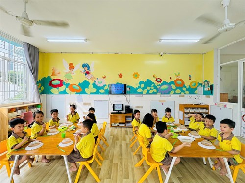 Các bé lớp Lá 1 làm nón bộ đội