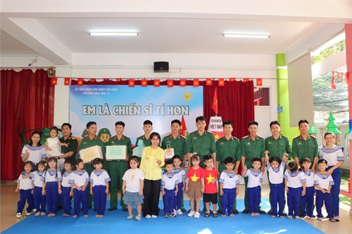 Các bé lớp chồi 2 vui mừng và phấn khởi khi được các chú bộ đội ghé thăm trường nhân kỷ niệm 80 năm ngày thành lập quân đội nhân dân Việt Nam