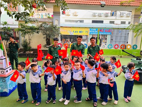 Các bé lớp Chồi 4 giao lưu với các chú bộ đội nhân ngày thành lập Quân đội Nhân dân Việt Nam 22-12