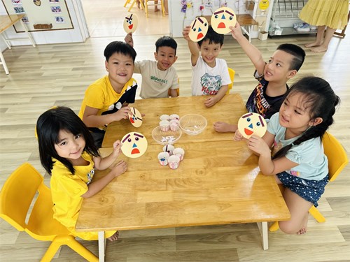 Lá 3 tham gia tiếtn học Kỹ năng sống tại lớp