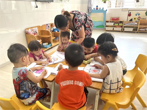 Các bé lớp Cơm thường 2 học năng khiếu môn Vẽ
