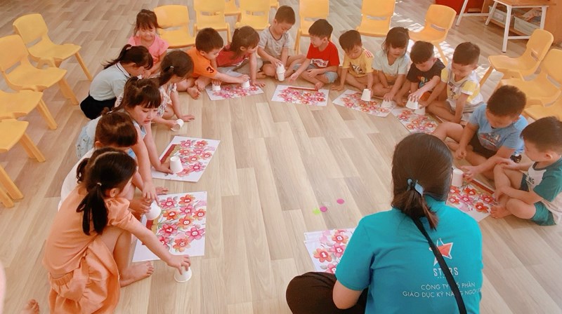Các bé lớp Chồi 4 học toán tư duy