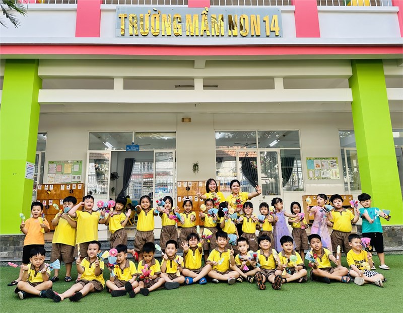 Hoạt động chào mừng ngày 8/3 của các bé lớp Lá 4