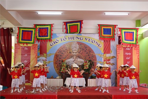 Các bé khối Chồi biểu diễn tiết mục  Công ơn vua Hùng  trong lễ hội Giỗ tổ Hùng Vương