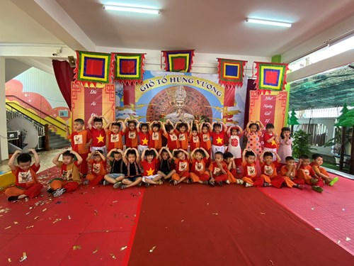 Các bé lớp chồi 1 tham gia lễ hội Giỗ tổ Hùng Vương