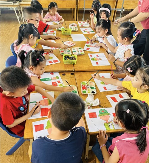 Các bé lớp Lá 1 học năng khiếu môn vẽ.
