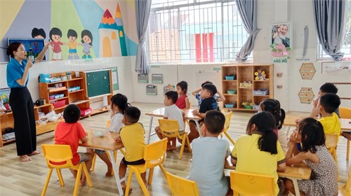 Giờ học giáo dục kĩ năng sống   Thiên nhiên kì diệu  của các bé lớp Lá 2