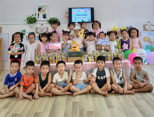 Lớp Mầm 2 tổ chức sinh nhật cho các bé trong tháng 5
