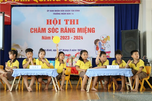 Các bé lơp Lá 3 tham gia hội thi Chăm sóc răng miệng. Chủ để  Nụ cười xinh .