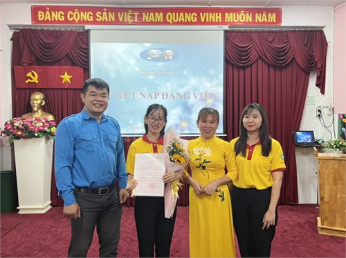 Chúc mừng đoàn viên ưu tú đứng vào hàng ngũ của Đảng