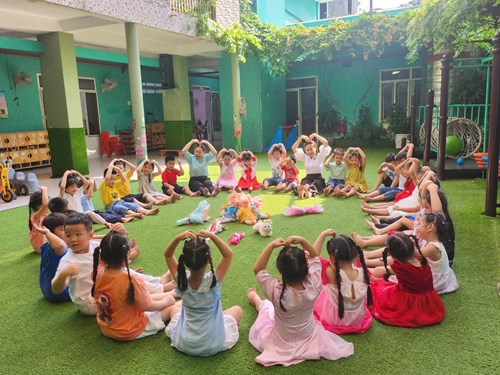Kỷ yếu cô và trẻ khối lá