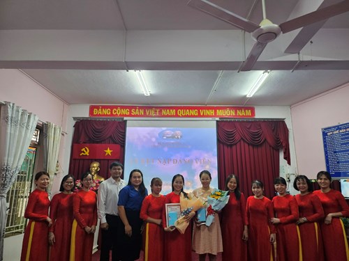 Chi bộ tổ chức lễ kết nạp đảng viên mới
