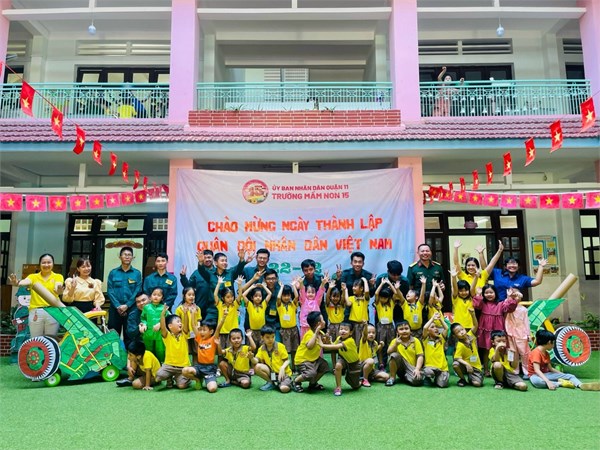 Hoạt động trải nghiệm  Bé tập làm chú bộ đội 
