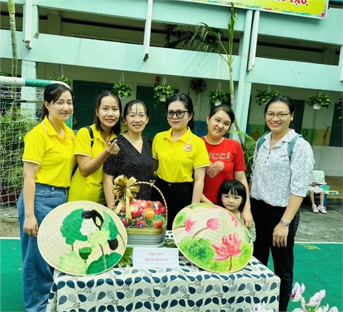 Công đoàn viên tham gia hội thi  Trang trí nón lá  do phường tổ chức