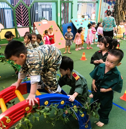 Các bé khối Mầm tham gia trò chơi vận động  Bé tập làm bộ đội  chào mừng ngày Thành lập Quân đội Nhân dân Việt Nam 22/12/2023