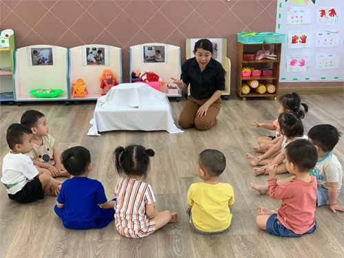 Hoạt động  Bé chơi với lon sữa  của các bé lớp Nhà trẻ 2