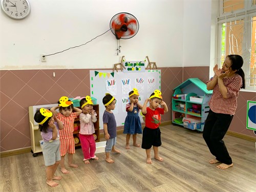 Hoạt động học  Kể chuyện đôi bạn nhỏ  - Lớp Nhà trẻ 2