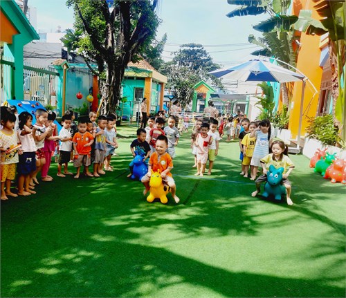 Các trò chơi mừng ngày 20/10 của các bé khối Chồi
