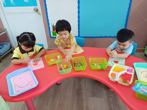 Lớp Nhà trẻ 1 làm thiệp tặng bà, tặng mẹ nhân ngày Phụ nữ Việt Nam