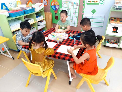 Các bé lớp Chồi 1 chuẩn bị thiệp chúc mừng ngày Phụ nữ Việt Nam
