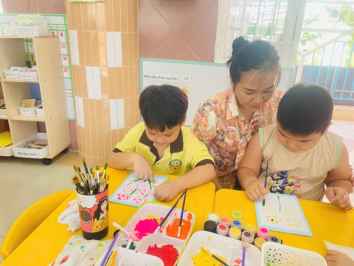 Lớp Lá 1 làm thiệp 20/10 làm quà tặng mẹ