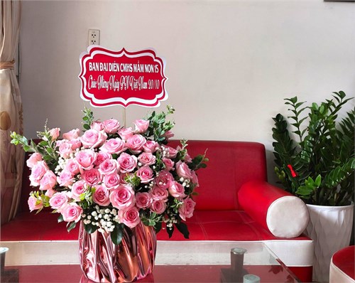 Sáng ngày 18/10/2024, Ban đại diện Cha mẹ trẻ Trường Mầm non 15 đến tặng hoa chúc mừng nhân ngày Phụ nữ Việt Nam 20/10.