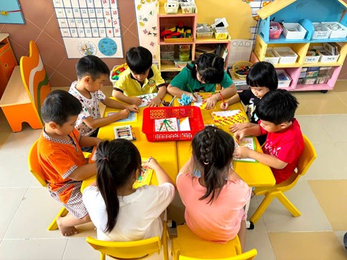 Các bé lớp Lá 2 chuẩn bị thiệp mừng ngày Phụ nữ Việt Nam 20/10