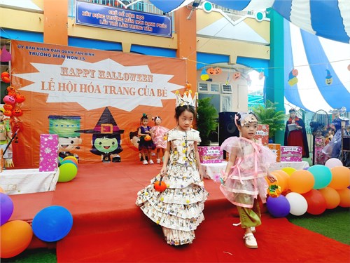 Phần dự thi của lớp Chồi 2 dựa trên câu chuyện  Công chúa tóc mây  đạt giải II - Hội thi  Trình diễn thời trang tái chế 