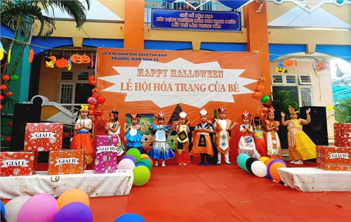 Dựa trên câu chuyện  Con Rồng cháu tiên  lớp Lá 3 xuất sắc đạt giải I - Hội thi  Trình diễn thời trang tái chế 