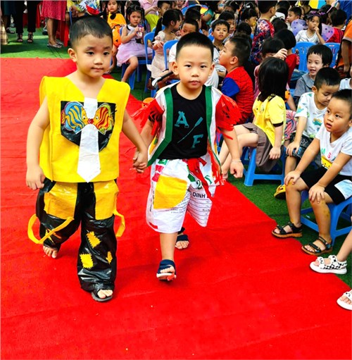 Dựa trên câu chuyện  Cô bé lọ lem  lớp Chồi 3 đã đạt giải I - Hội thi  Trình diễn thời trang tái chế 