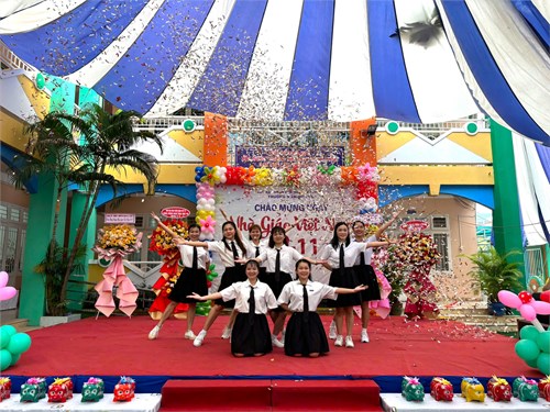 Tiết mục múa  Đi giữa trời rực rỡ  do các cô giáo dễ thương của Trường Mầm non 15 biểu diễn