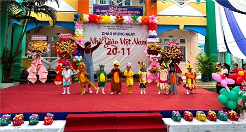 Tiết mục múa dễ thương  Nông trại vui vẻ  do các út cưng lớp Nhà trẻ trình diễn