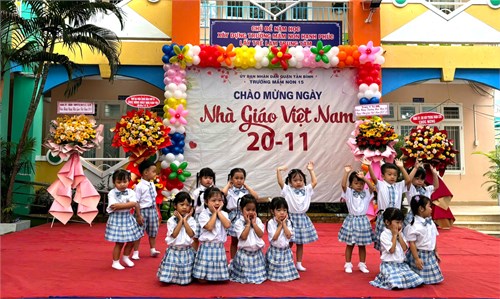 Múa  Em yêu trường em  do các bé lớp Mầm biểu diễn