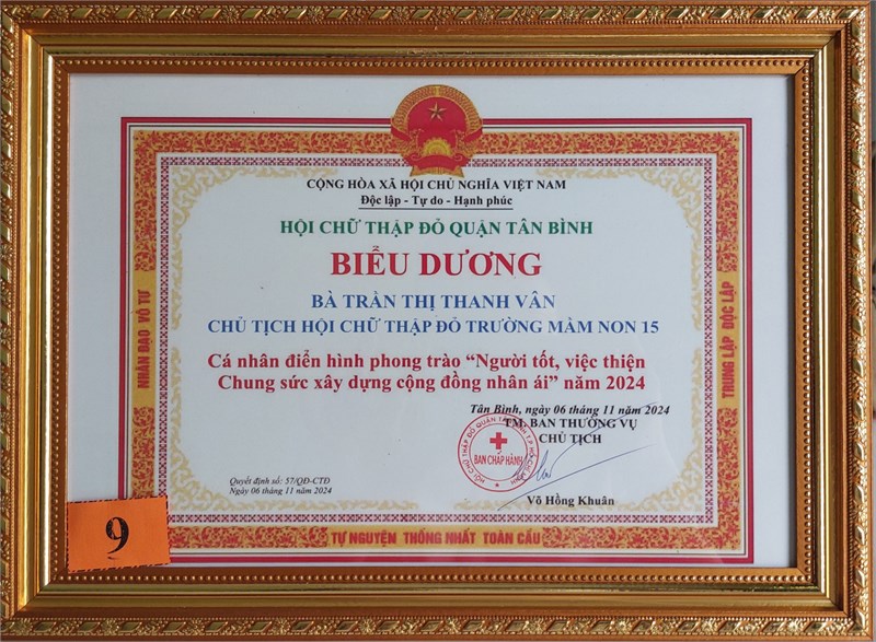 Bà Trần Thị Thanh Vân - Chủ tịch Hội Chữ thập đỏ trường Mầm non 15 nhận biểu dương cá nhân điển hình phong trào  Người tốt, việc thiện - Chung sức xây dựng cộng đồng nhân ái  năm 2024
