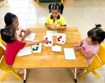 Các bé lớp Lá 4 nặn các loại quả