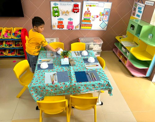 Giờ ăn của các bé lớp Lá 2