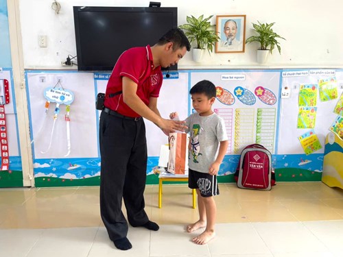 Giờ học Anh văn của các bé Lớp Lá 4