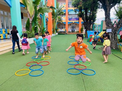 Các bé lớp Lá tham gia các trò chơi vận động tại sân trường