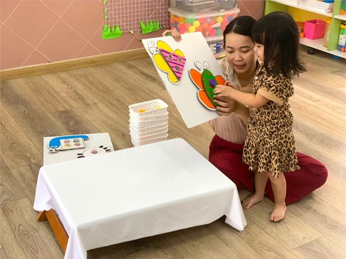 Các bé lớp Cơm thường 2 với hoạt động mở nắp chai